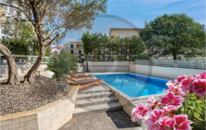 11 Bedroom Amazing Apartment In Srima